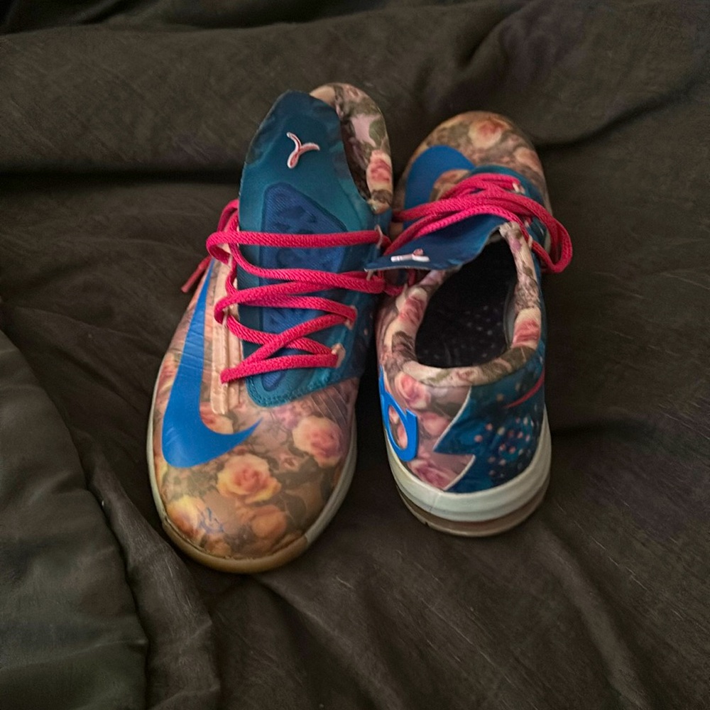 Basketball shoes